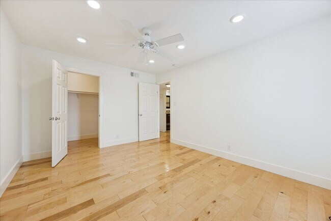 Building Photo - 2/1 Windsor Park Condo - Available Now!