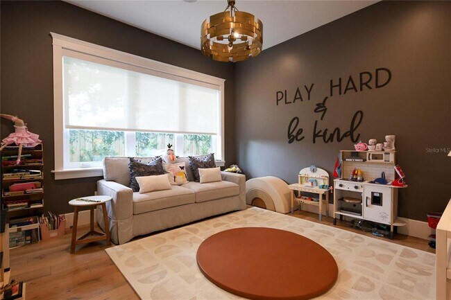 Building Photo - 2402 W Parkland Blvd