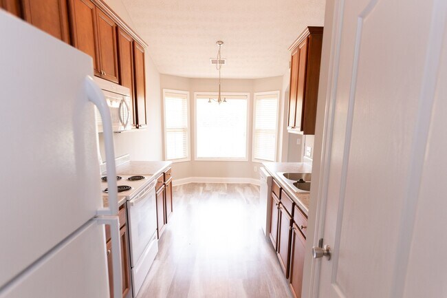 Building Photo - Beautiful 3 bedroom, 2 bath single family home