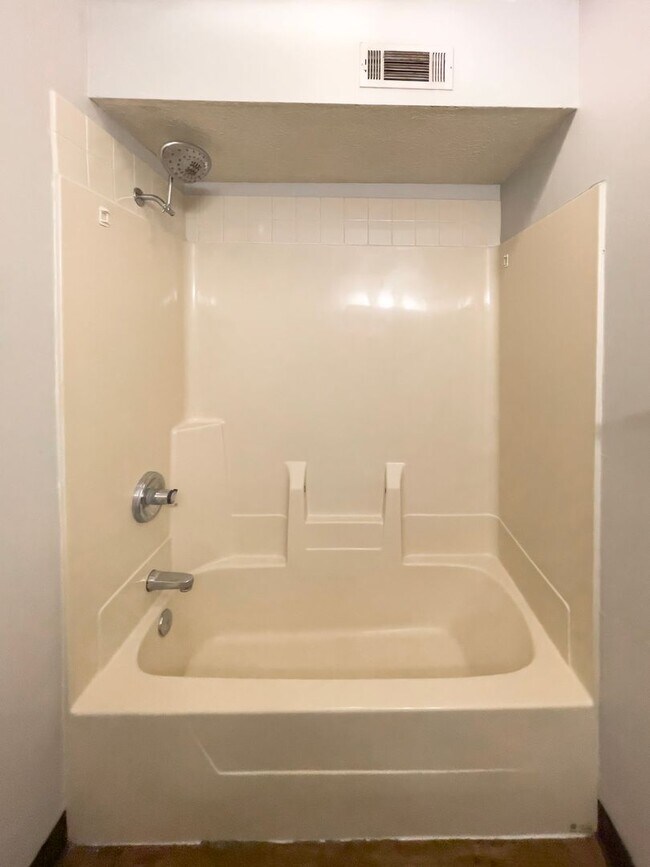 Building Photo - In-Unit Washer and Dryer - Walk the river ...