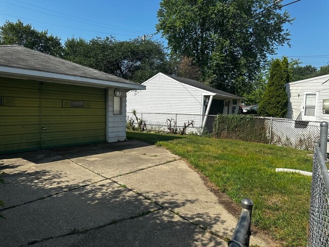 Building Photo - 3 Bedroom home in Centerline