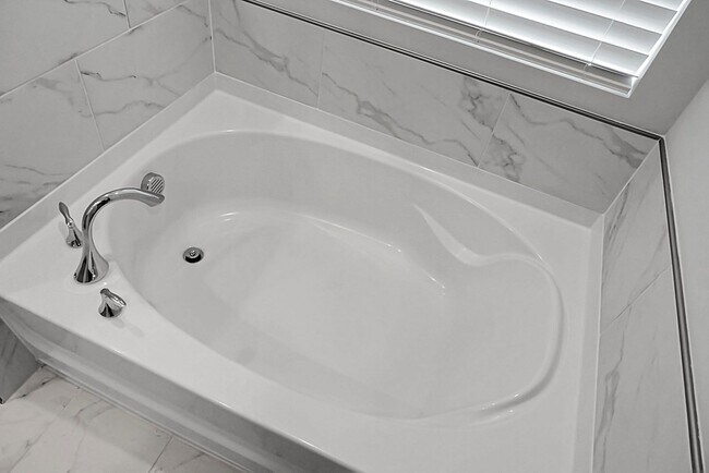 Building Photo - 5 Bedroom, 3.5 Bath, Beautiful Summerville Home, Master on Main