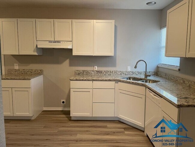 Building Photo - 1225 Kenwood Dr