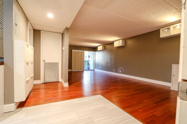 Building Photo - First-floor 1-bedroom, 1.5-bath condo in  ...