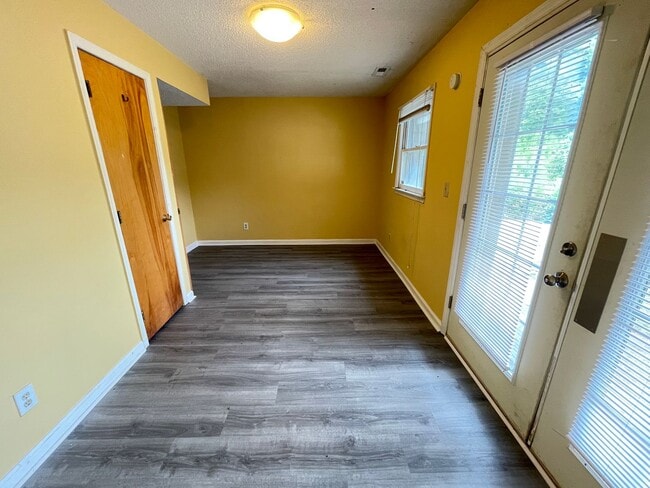 Building Photo - Inviting, updated 4br 3.5ba duplex w/ park...