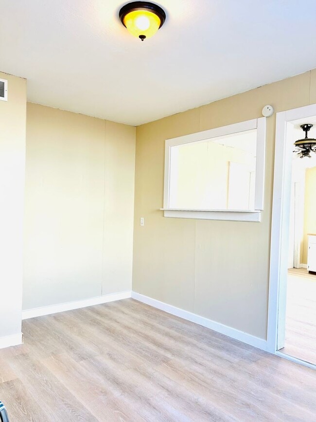 Building Photo - Cute Home, Close to Fort Riley