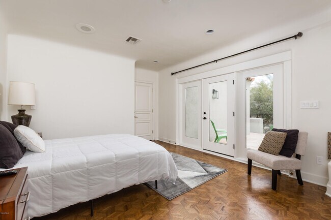 Building Photo - 7421 N Las Brisas Ln