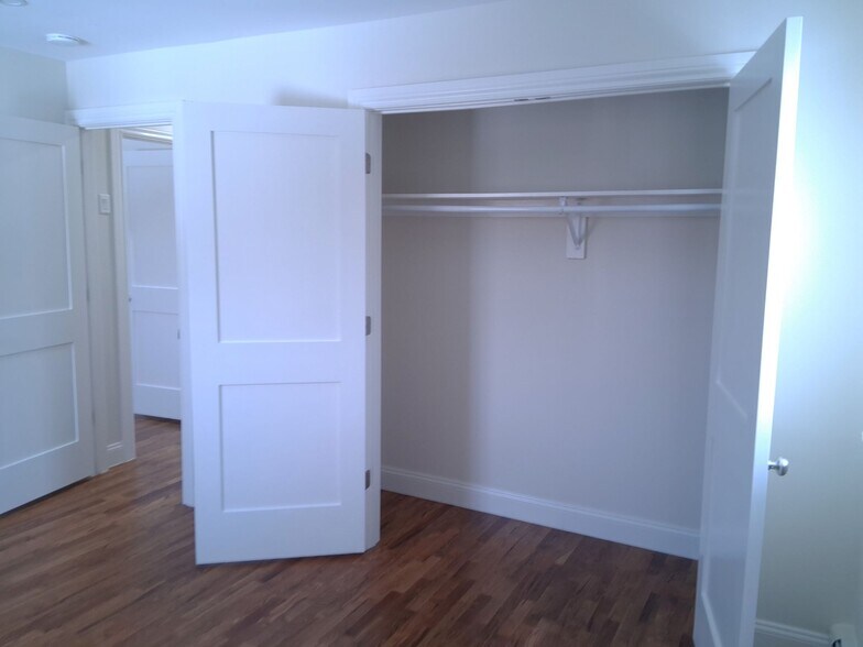 Building Photo - 34 Old East Neck Rd