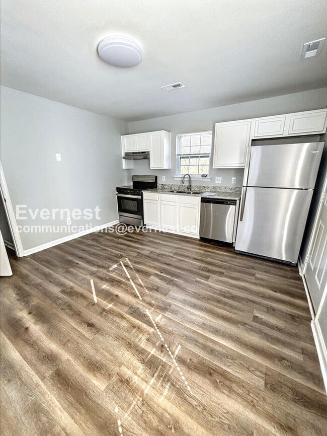 Building Photo - 4 Bed/2 Bath Home with Off-Street Parking / Pet-Friendly / Vouchers Accepted / Coming Soon!