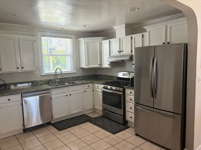 Building Photo - Adorable 3/1 w/Amazing Fenced Yard!  PLEASE READ ENTIRE AD FOR VIEWINGS