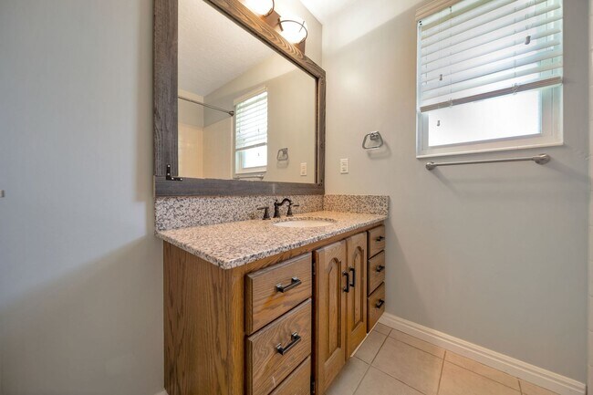 Building Photo - Spacious 4 Bed, 3 Bath Pet-Friendly Home w...