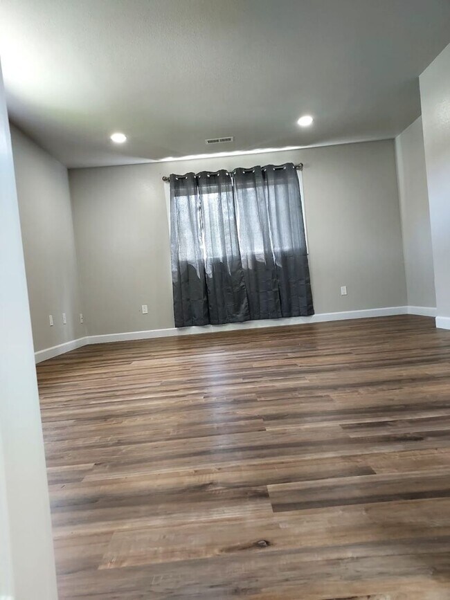 Building Photo - 2 Story Remodeled Single-Family Home in Po...