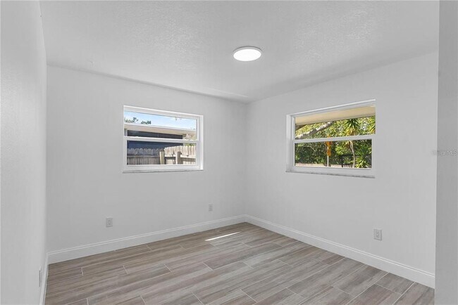 Building Photo - 8201 Riverside Dr NE