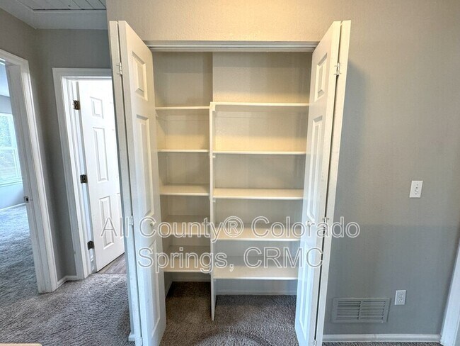 Building Photo - 5859 Instone Cir