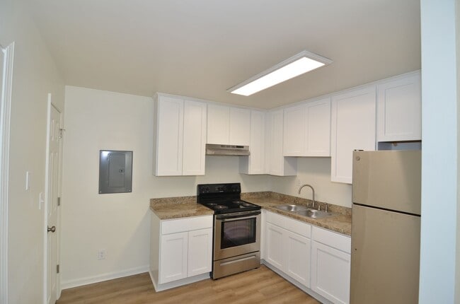 Building Photo - 1 Bedroom 2nd Floor Apartment