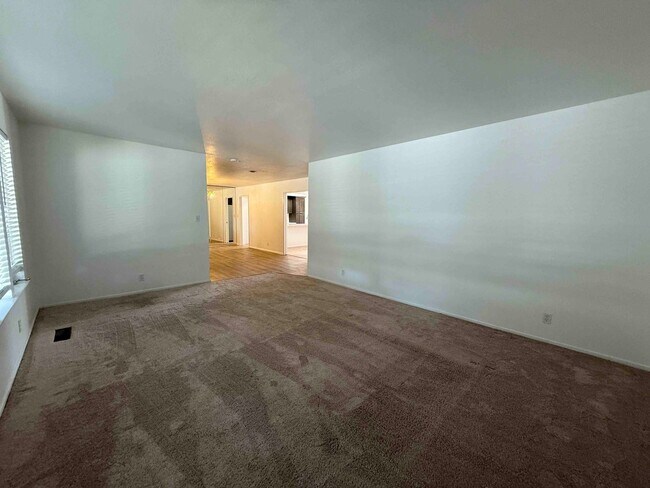Building Photo - University Ave 3 Bedroom