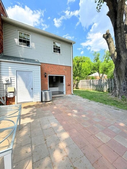 Building Photo - 4240 Embassy Dr