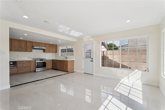 Building Photo - 10121 Eagle Ave