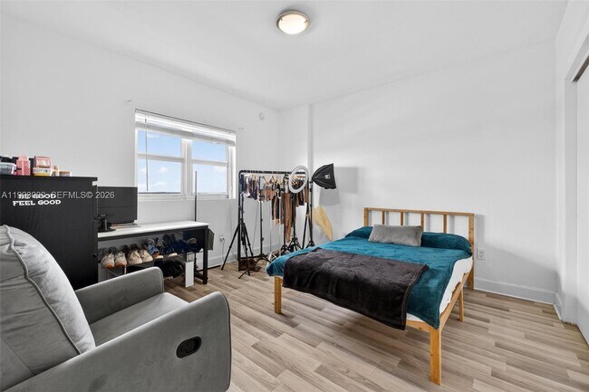 Building Photo - 15051 Royal Oaks Ln