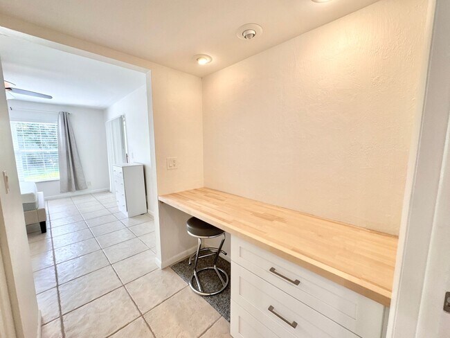Building Photo - ** KINGS LAKE ** 2 BED / 2 BATH - CONDO - ...