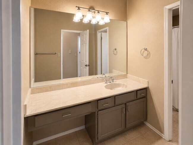 Building Photo - 17659 Red Oak Dr