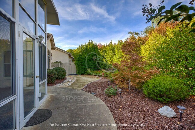 Building Photo - Welcome to Your Dream 55+ Oasis in Sun City Roseville!