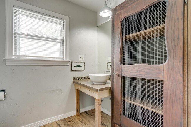 Building Photo - 410 McCarty St