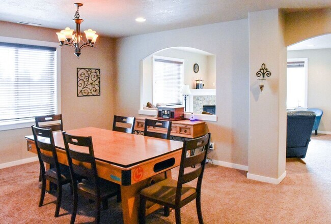 Building Photo - Spacious 5 Bed/2.5 Bath Single Family Home...