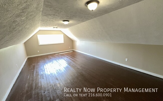 Building Photo - 951 Helmsdale Rd