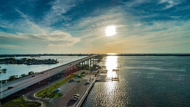 Building Photo - 100 Bluff View Dr