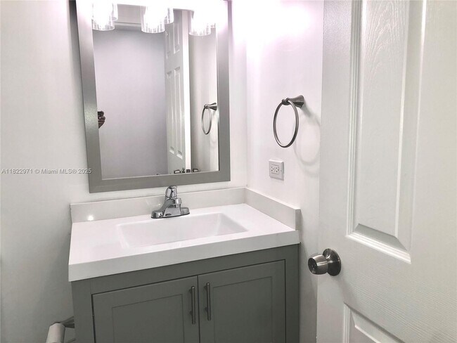 Building Photo - 905 Brickell Bay Dr