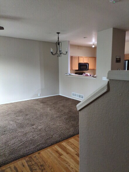 Building Photo - 215 Blue Bonnet Dr