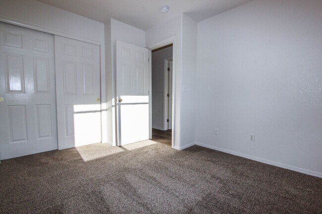 Building Photo - 8100 E Lakeshore Dr