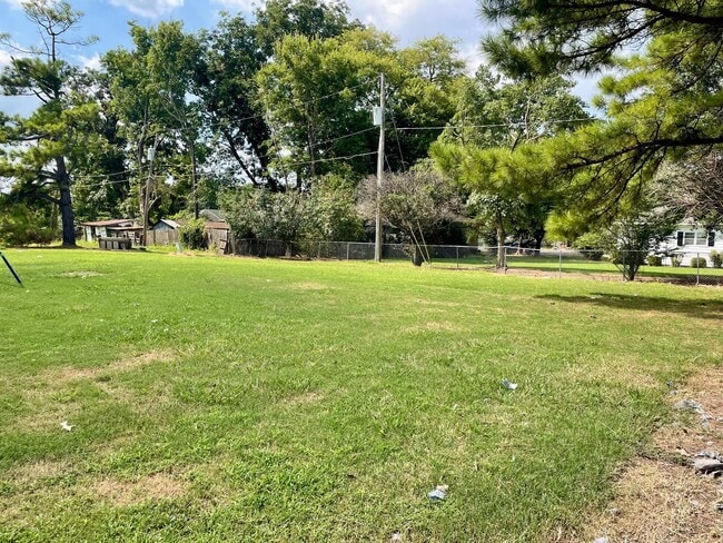 Building Photo - 3 Bed / 1 Bath Apartment in Truman, Available Now!