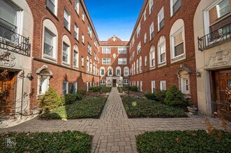 Building Photo - Rogers Park Gem with in-unit Laundry