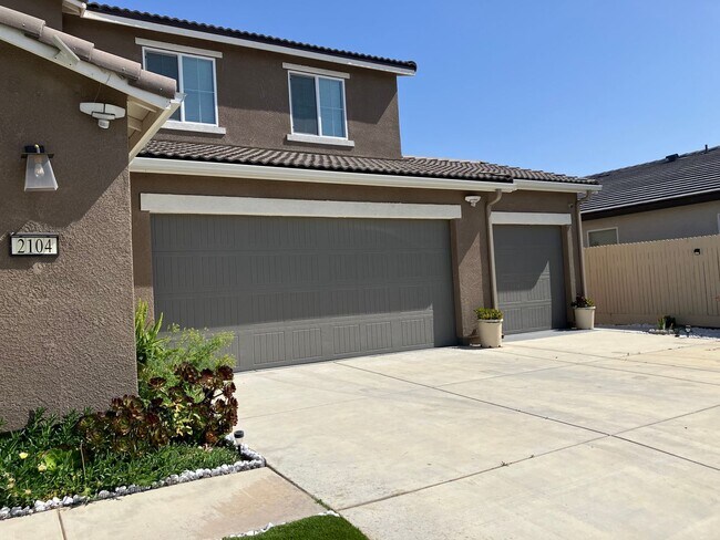 Building Photo - 5 bedroom 3 1/2 bath house in gated commun...