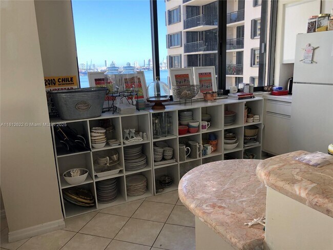 Building Photo - 540 Brickell Key Dr