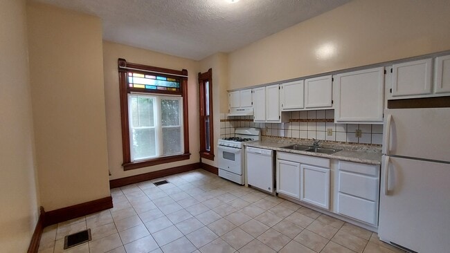 Building Photo - 118 King Ave