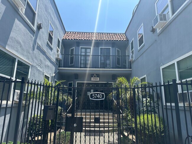 Building Photo - 5740 Franklin Ave