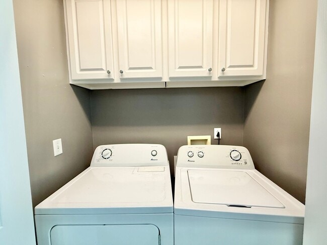 Building Photo - Stunning 1BD, 1.5BA Downtown Raleigh Condo...