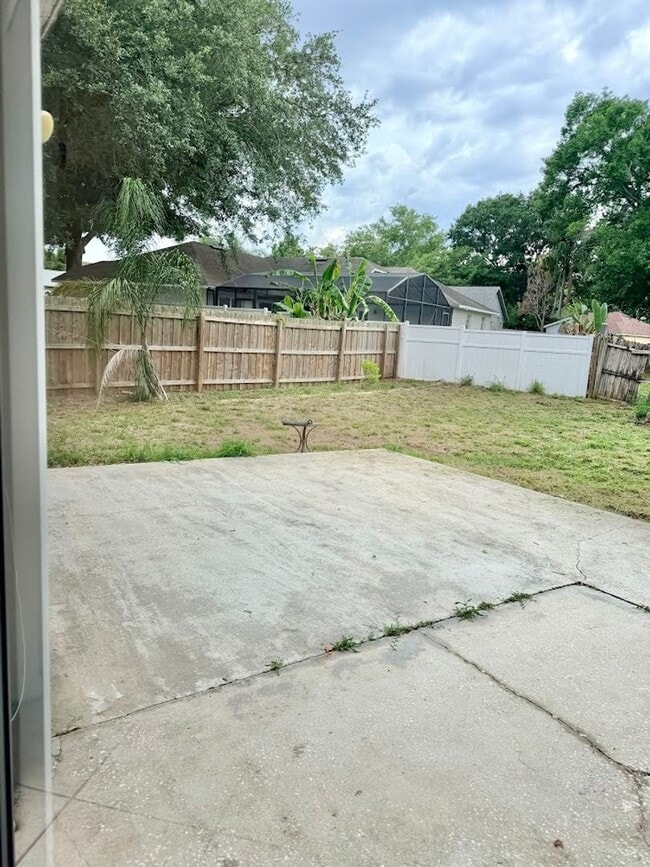 Building Photo - Large and Spacious 4/2 in Ideal Location!