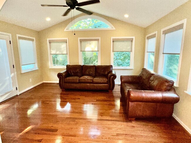 Building Photo - Magnificant 4BD, 3BA Home in Highly Sought...