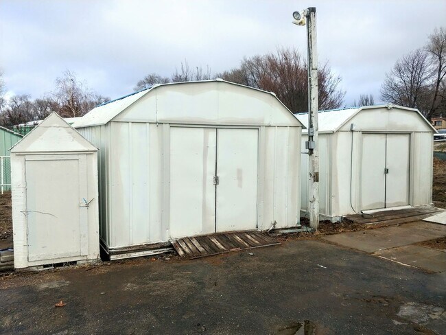 Building Photo - 3 Bedroom Family Home