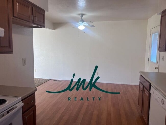 Building Photo - Lovely Gardnerville Townhome