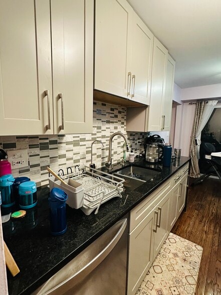 Building Photo - 222 Main St