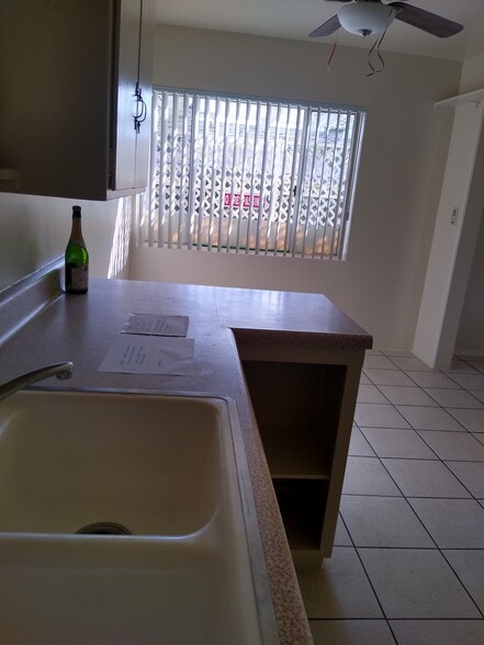 beautiful kitchen - sunny - 1843 E Palmyra Ave