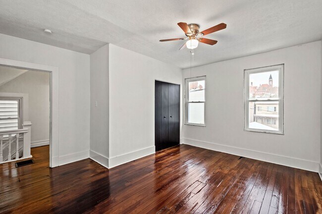 Building Photo - AVAILABLE MAY 1ST!! STUNNING 3 BEDROOM, MUST SEE!