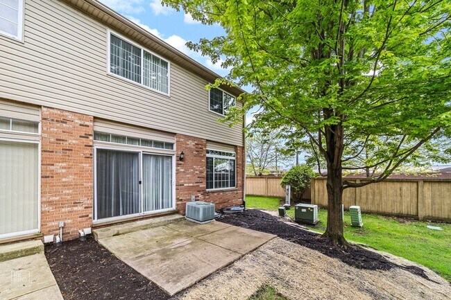 Building Photo - End Unit Three Bedroom Two and a Half Bath in North Naperville