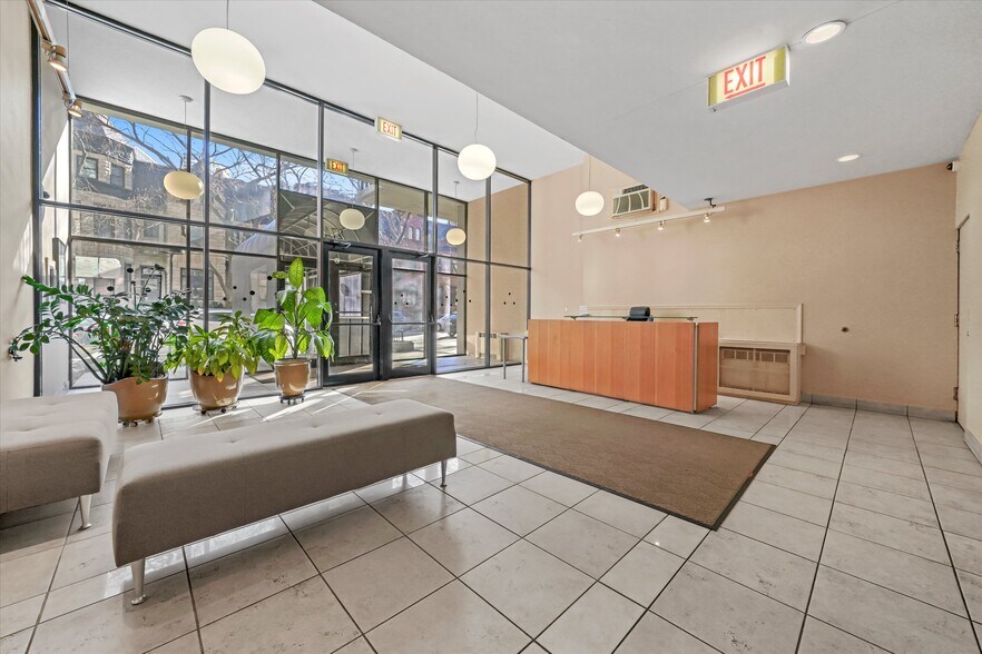 Building Photo - 2740 N Pine Grove Ave