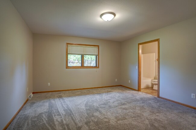 Building Photo - 4544 Windsor Rd